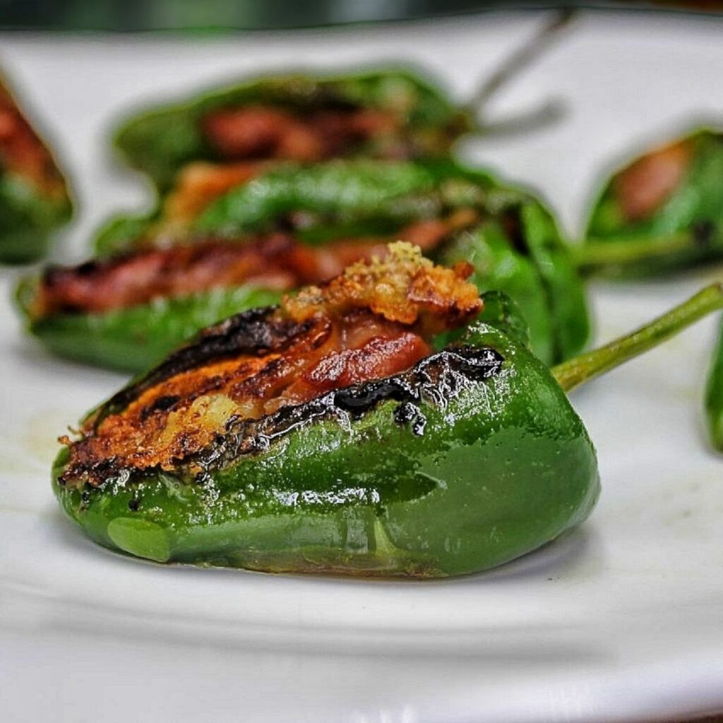 Pimientos de padrón rellenos de jamón y queso
