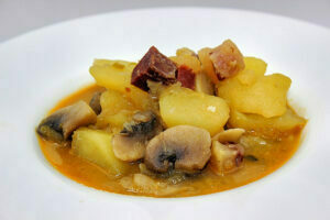 Guiso de patatas, jamon y champiñones