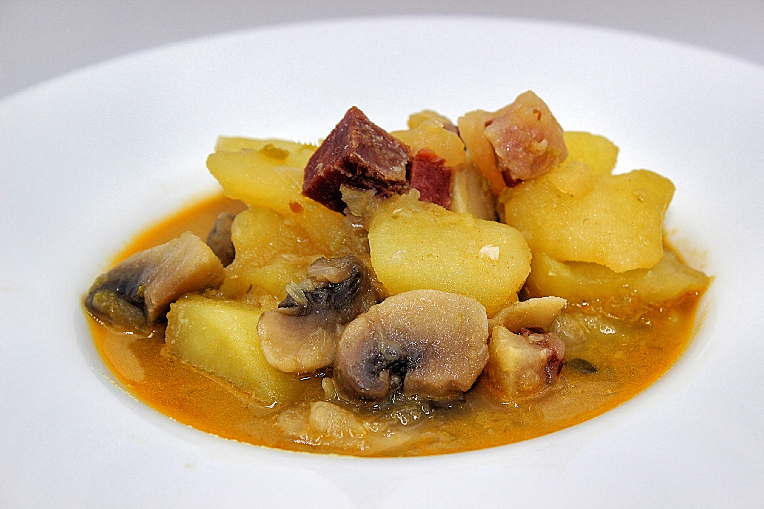 Guiso de patatas, jamon y champiñones