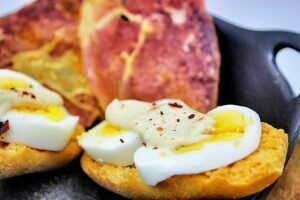 Huevo con alioli y escamas de pimenton y jamon crujiente