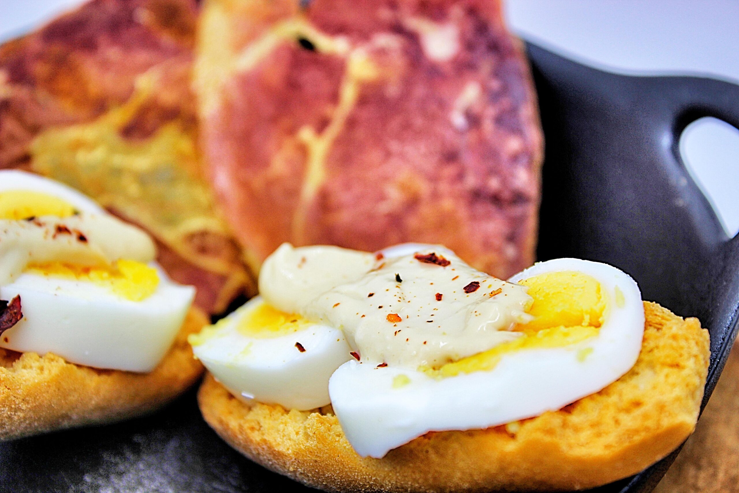 Huevo con alioli y escamas de pimenton y jamon crujiente