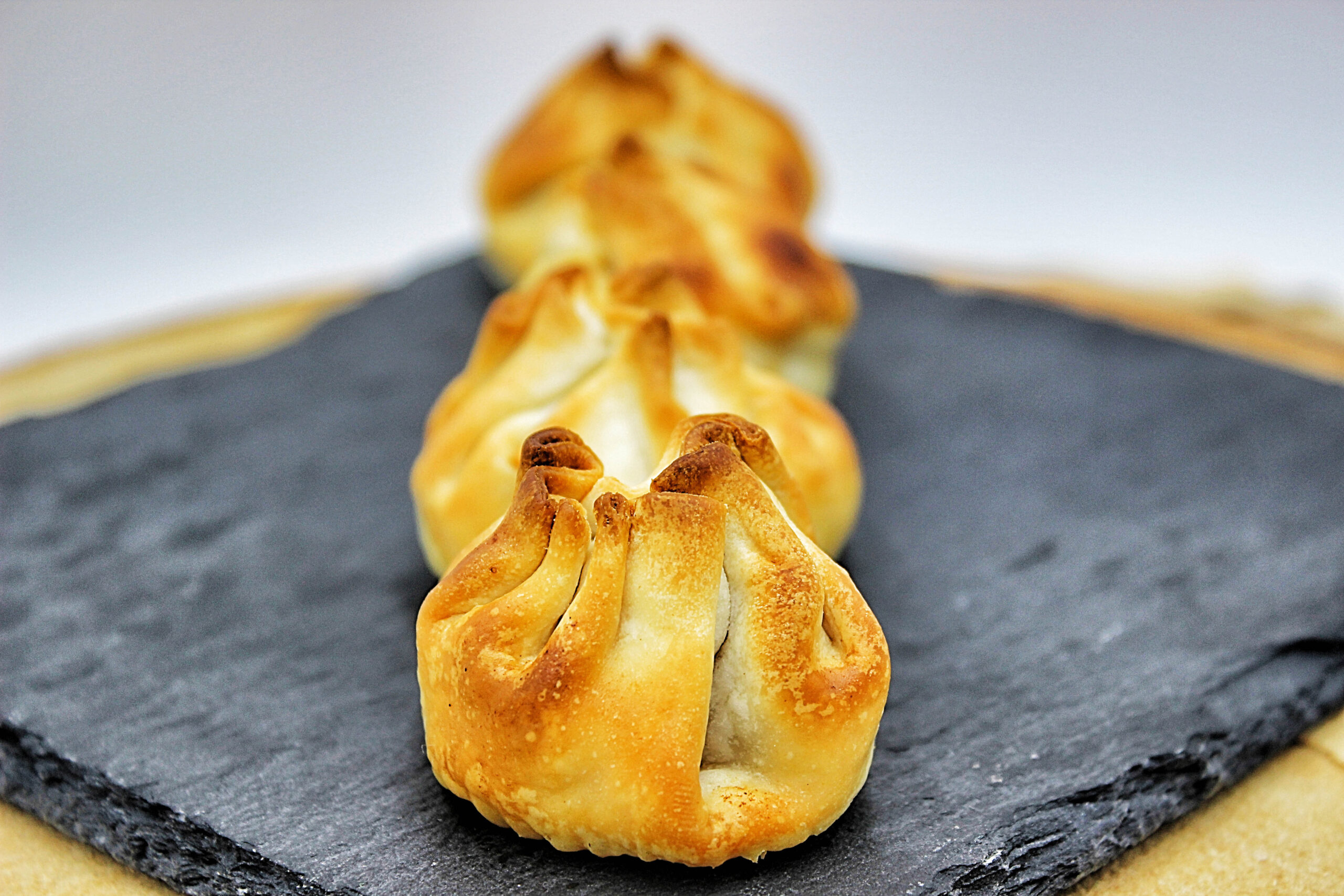 Saquitos de chistorra a la sidra con queso de cabra